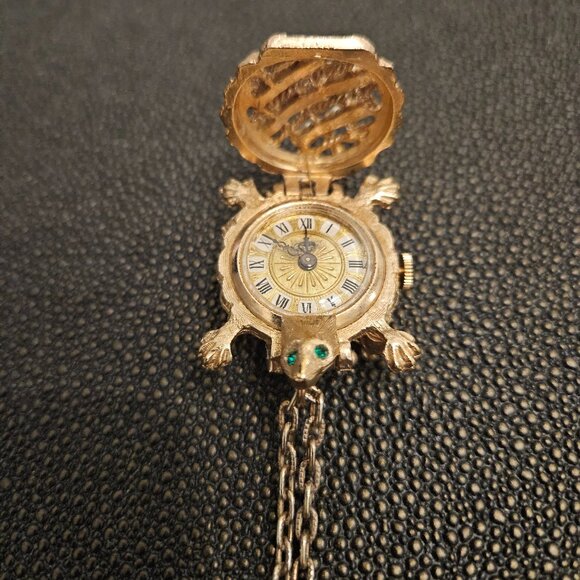 TURTLE PENDANT WITH PEARLS & GREEN STONE EYES, ENDURA ROMAN NUMERAL WATCH & PIN - Picture 13 of 16
